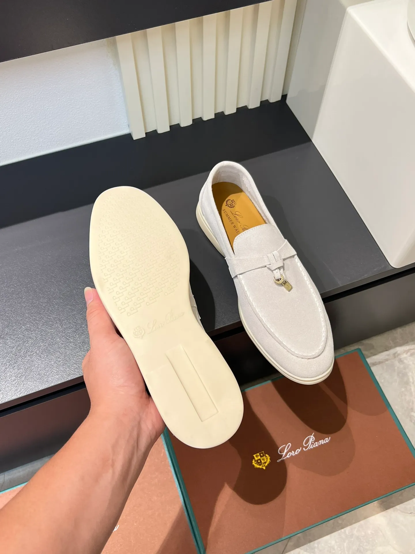Men's shoes 💰p360 "Loro men's shoes 💰pian'*" Classic L men's shoes for couples 💰p Top version British flat loafers, a must-have item in old money style, the minimalist design is eye-catching and durable, a plus point for dressing The soft foot feel and texture are outstanding. They don’t scratch your feet and are very nice. They are matched with soft and waxy soles. They can be worn daily for a long time without getting tired. They are easy to wear, versatile and classic items, with perfect foot feel and texture! Imported cashmere fabric, the lining is made of imported A-grade water-dyed cow lining, the top version of the genuine leather midsole is sewn with pure handmade mark thread! Size: Female 35-40 (34. Customized) Male 38-44 (45.46. Customized)